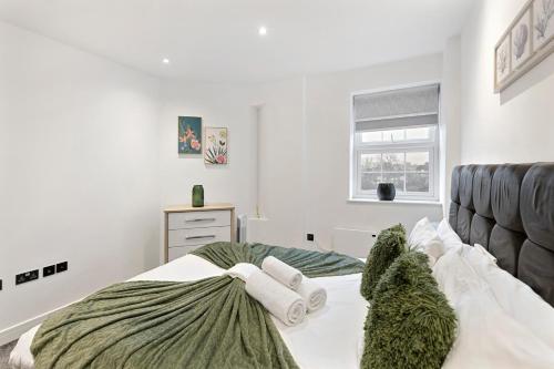 a bedroom with a bed with towels on it at Bright and spacious Apartment - Excellent Location in London
