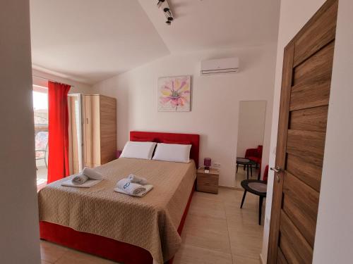 een slaapkamer met een bed met twee handdoeken erop bij Vila BonBon 1 in Biograd na Moru