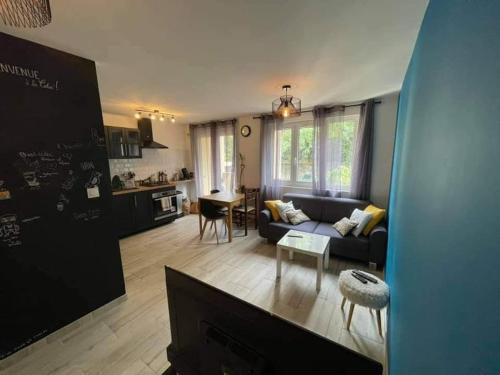 un salon avec un canapé et une table dans l'établissement Le Saint Lazare, à Montélimar