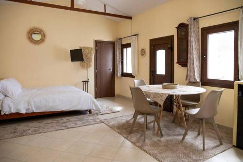 ein Schlafzimmer mit einem Tisch, Stühlen und einem Bett in der Unterkunft Entertainment house Καστορια in Kastoria