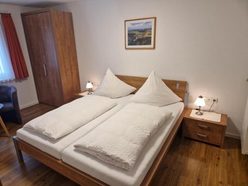 Postel nebo postele na pokoji v ubytování Gasthof Hosbein