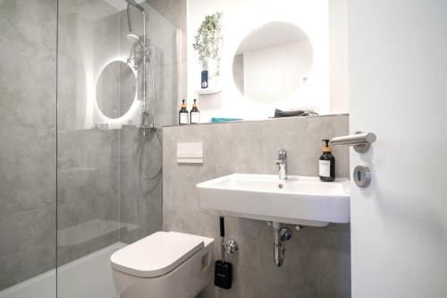 y baño con lavabo, aseo y ducha. en Juno - #1 Terrassen-Apartment, Netflix, WLAN, en Bottrop