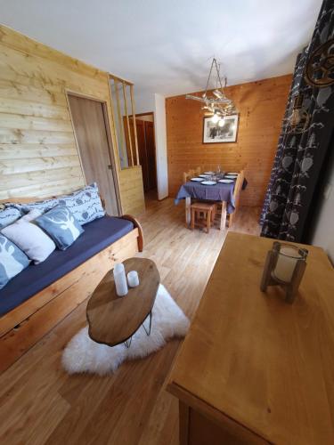 une chambre avec un lit et une table et une salle à manger dans l'établissement Bel Appartement cosy 7 pers à Valmeinier 1800, à Valmeinier