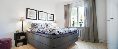 um quarto com uma cama e uma janela em Wow Apartments Örgryte em Gotemburgo