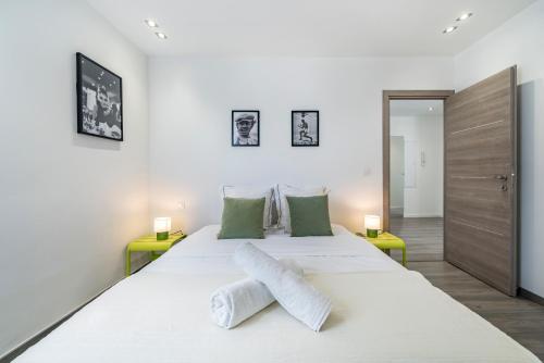 a bedroom with a large white bed with two lamps at Hypercentre - Palais 5mn - Plages & Croisette 2mn in Cannes