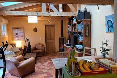 uma sala de estar com uma mesa com bananas em Entire house with garden special for Olympique game 2024 em Ivry-sur-Seine