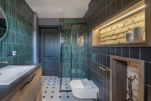 uma casa de banho com um WC, um lavatório e um chuveiro em Cozy Penthouse em Vilnius