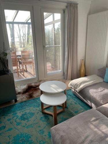 - une chambre avec un lit, une table et une fenêtre dans l'établissement Haus am Teich, à Worpswede