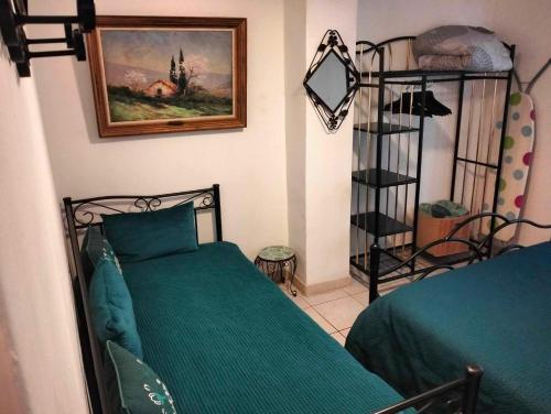 1 dormitorio con cama verde y estante en Villa Lysa, en La Garde