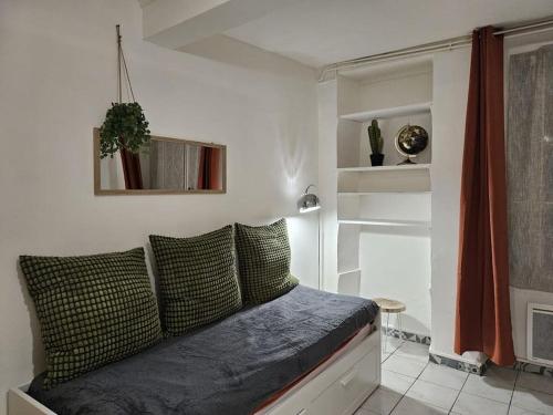 Cette chambre comprend un lit avec des oreillers et une fenêtre. dans l'établissement 1-Centre-ville studio 25m2 BOX A BAGAGES GRATUITS, à Carcassonne