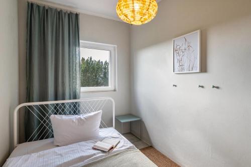 een slaapkamer met een wit bed en een raam bij Ferienwohnung Vier in Saal