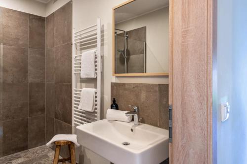 een badkamer met een wastafel en een spiegel bij Ferienwohnung Vier in Saal