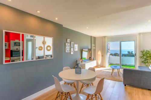 una sala de estar con una mesa y sillas en Apartamento Pura Vida! Vistas al mar, playa a 5 min. Terraza, WiFi y A/A., en Aguadulce