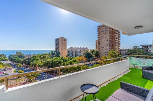 un balcón con vista al mar en Apartamento Pura Vida! Vistas al mar, playa a 5 min. Terraza, WiFi y A/A., en Aguadulce
