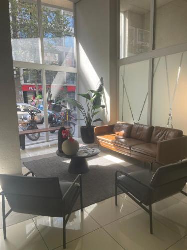 a living room with a couch and a table at Apartamento en Santiago centro cerca de movistar arena, caupolican in Santiago