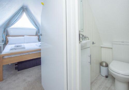 een badkamer met een bed, een toilet en een wastafel bij Chalet Thirtyone in Deal