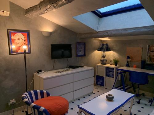 a living room with a skylight and a room with a tv at Appart de Luxe au Cœur Aix in Aix-en-Provence