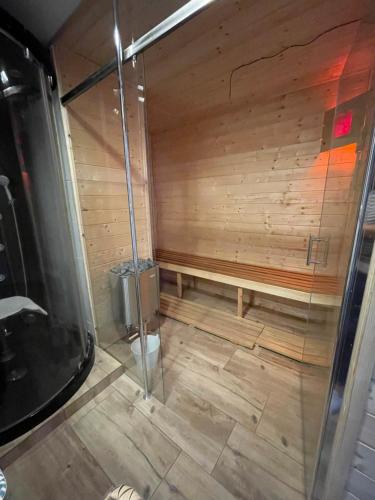 Cette chambre dispose d'un sauna avec un mur en bois. dans l'établissement Gościniec Raciborski, à Racibórz