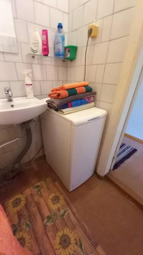 uma casa de banho com um lavatório e um WC em Majakovski Guesthouse em Sillamäe