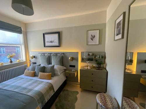 1 dormitorio con cama y ventana en Cosy Room In Altrincham en Hale