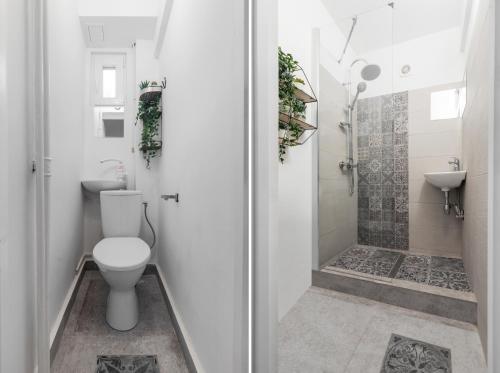 uma casa de banho branca com um WC e um chuveiro em Eclectic 3 bedroom Calea Victoriei em Bucareste