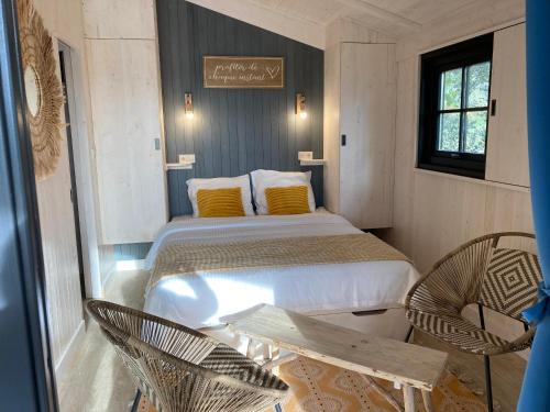 Säng eller sängar i ett rum på Camping de la côte des légendes
