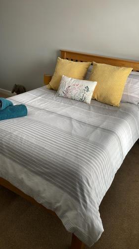 duże białe łóżko z 2 poduszkami w obiekcie Brownsea Island View Penthouse w Poole