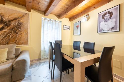 een eetkamer met een tafel en stoelen bij Alpine Apartment in Aosta