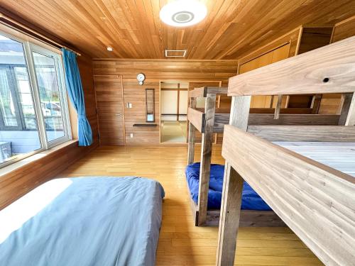白老町にあるベースしらおい　モール温泉付きの二段ベッドが2つある部屋