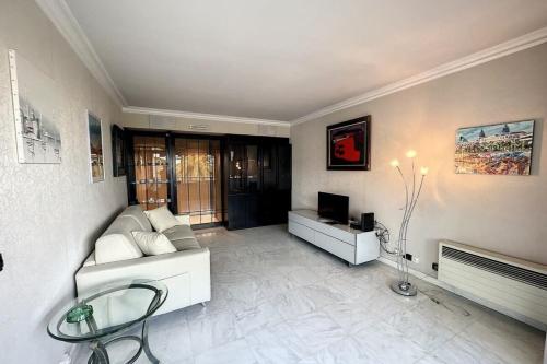 un salon avec un canapé et une télévision dans l'établissement Le Montfleury - Apartment 2P 10 minutes' walk from the town center, à Cannes
