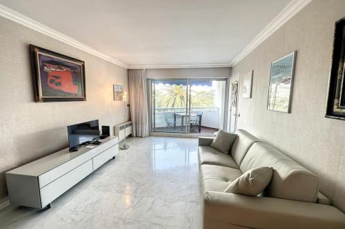 un salon avec un canapé et une télévision dans l'établissement Le Montfleury - Apartment 2P 10 minutes' walk from the town center, à Cannes