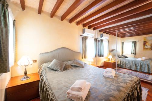 ヴェネツィアにあるSan Marco Apartmentsの窓付きのベッドルーム1室(大型ベッド1台付)