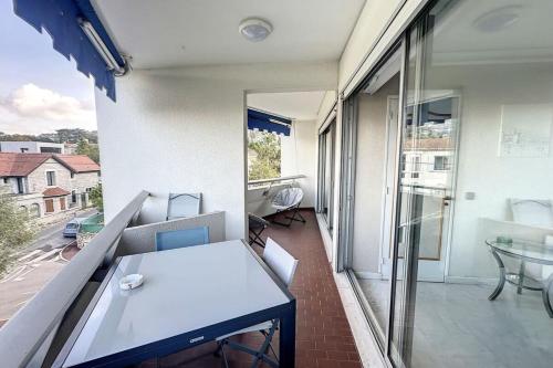 Cet appartement dispose d'un balcon avec une table blanche et une vue. dans l'établissement Le Montfleury - Apartment 2P 10 minutes' walk from the town center, à Cannes