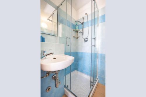 een badkamer met een wastafel en een douche bij Camera Ponente - vista mare, spiaggia a 300m in Golfo Aranci