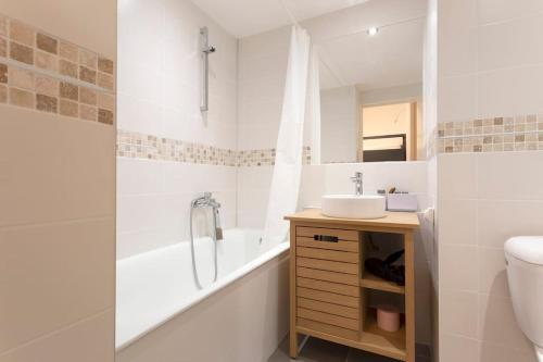 une salle de bain avec un lavabo, une douche et des toilettes dans l'établissement Chez Aurélien - Magnifique studio design climatisé en centre ville avec parking, à La Grande Motte