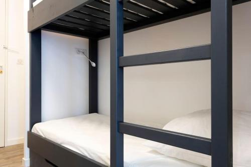 une chambre avec deux lits superposés dans l'établissement Chez Aurélien - Magnifique studio design climatisé en centre ville avec parking, à La Grande Motte