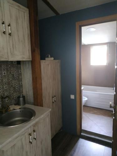 Apartment Milena Tbilisi Onebedroom في تبليسي: حمام مع حوض وحوض استحمام