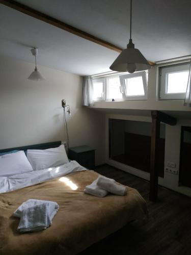 een slaapkamer met een bed met twee handdoeken erop bij Apartment Milena Tbilisi Onebedroom in Tbilisi City
