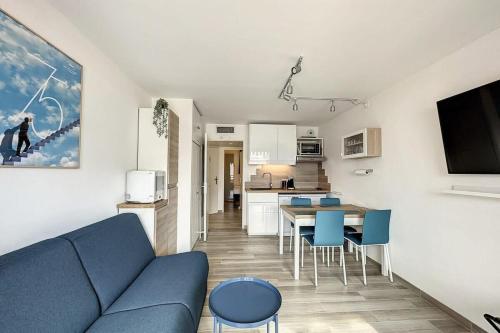 un salon avec un canapé bleu et une cuisine dans l'établissement LES FELIBRIGES - 2-room flat - Ideal for congresses in Cannes, à Cannes