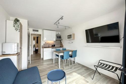 un salon avec un canapé bleu et une cuisine dans l'établissement LES FELIBRIGES - 2-room flat - Ideal for congresses in Cannes, à Cannes