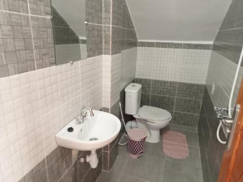 een badkamer met een wastafel en een toilet bij Villa phare 2 in Midoun