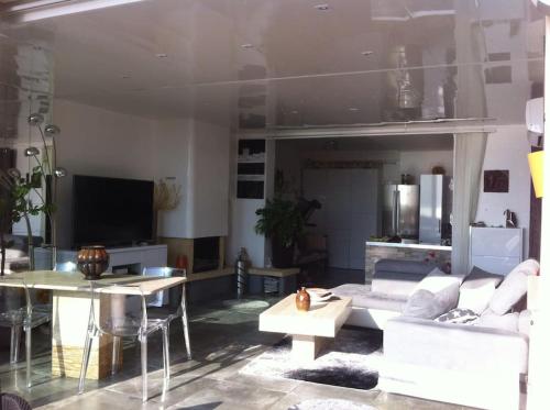 un salon avec un canapé et une table dans l'établissement Magnifique appartement face à la plage de Beaucours, à Sanary-sur-Mer