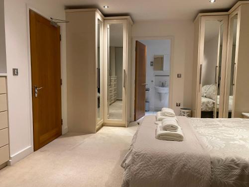 Säng eller sängar i ett rum på Cosy 3 bed penthouse in Royal Docks London