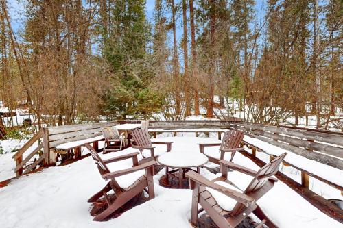 a picnic table and chairs in the snow at Meadows Edge Cabin in Black Butte Ranch