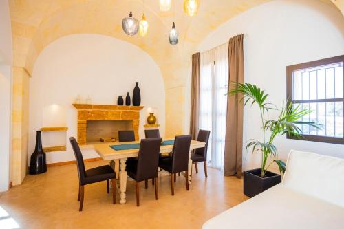- une salle à manger avec une table et des chaises dans l'établissement Villa Flavia by Villa Plus, à San Vito dei Normanni