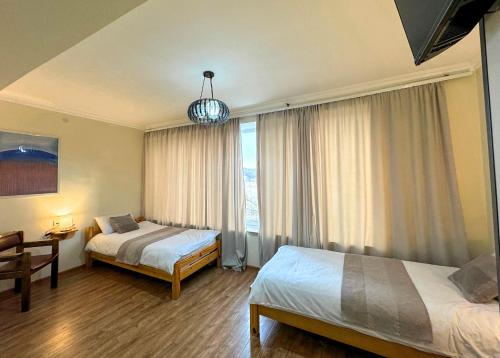 Habitación de hotel con 2 camas y ventana en Hotel Basen, en Sisian