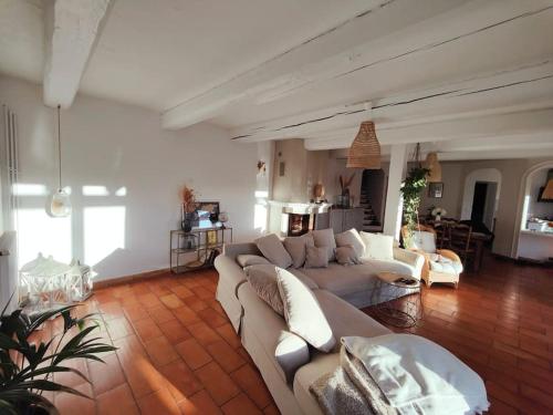 sala de estar amplia con sofá y mesa en Superbe villa avec piscine, en LʼEscarène