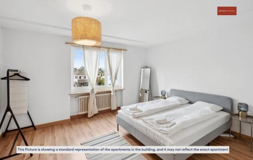 een slaapkamer met een bed en een raam bij Charming Apartment in Zurich in Zürich