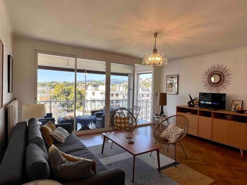 un salon avec un canapé et une table dans l'établissement Cyrille Besset - Charmant T2 avec balcon, à Cagnes-sur-Mer