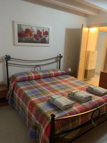 um quarto com uma cama com duas almofadas em Casa Antico Barbiere em Chioggia